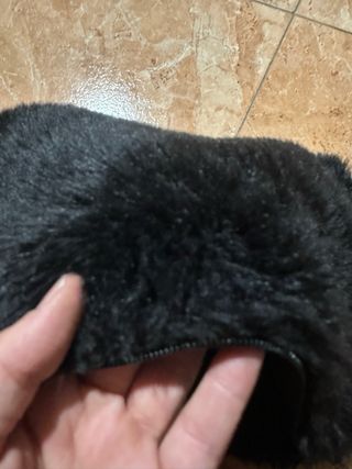 Bolso negro peludo