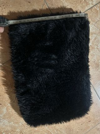 Bolso negro peludo