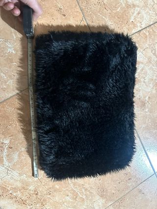 Bolso negro peludo