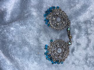 Pendientes plateados con abalorios azules
