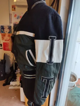 Chaqueta de cuero bomber negra y verde