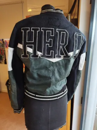 Chaqueta de cuero bomber negra y verde
