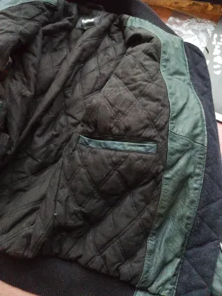 Chaqueta de cuero bomber negra y verde