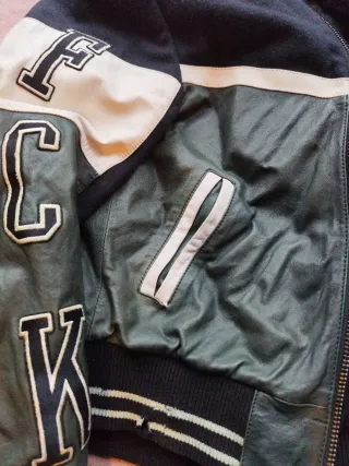 Chaqueta de cuero bomber negra y verde