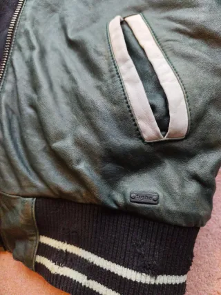 Chaqueta de cuero bomber negra y verde