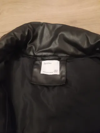 Chaleco acolchado  negro efecto piel de Bershka