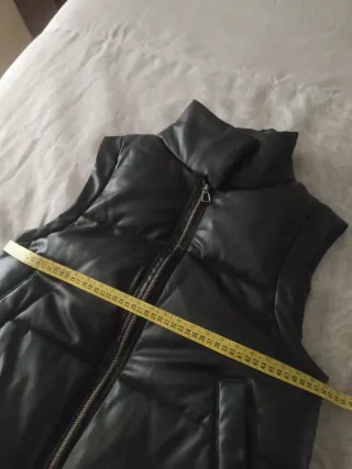 Chaleco acolchado  negro efecto piel de Bershka