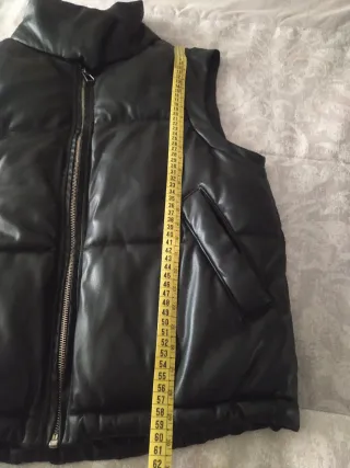 Chaleco acolchado  negro efecto piel de Bershka
