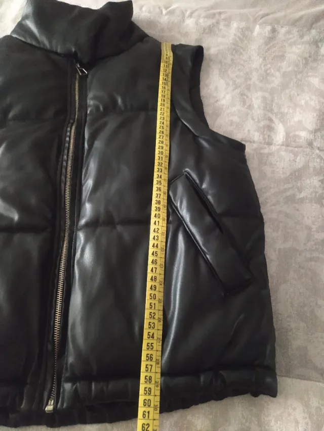 Chaleco acolchado  negro efecto piel de Bershka