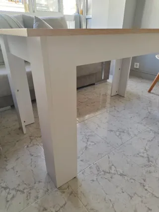 Mesa de madera blanca y metal