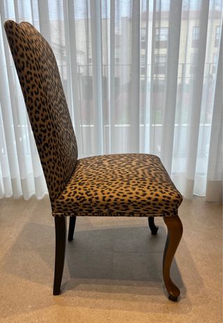 Silla de comedor con estampado de leopardo