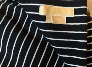 Vestido Michael Kors sin tirantes rayas y cinturón