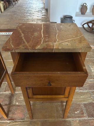 Comodini antichi in legno e marmo