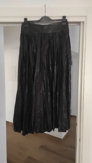 Gonna ecopelle nera lunga a pieghe