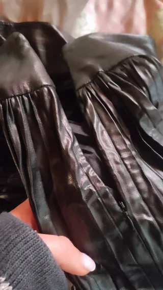 Gonna ecopelle nera lunga a pieghe