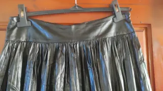 Gonna ecopelle nera lunga a pieghe