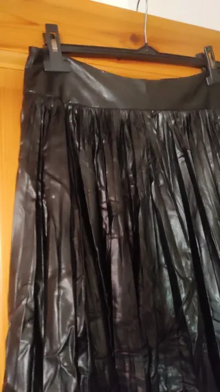 Gonna ecopelle nera lunga a pieghe