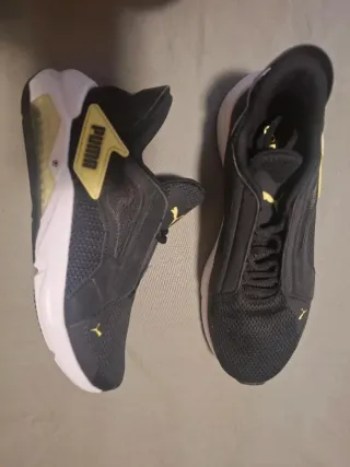 Zapatillas Puma Negras y Doradas