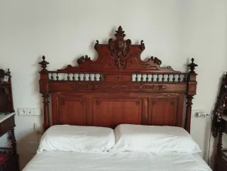 Cama y mesitas de noche madera 1900