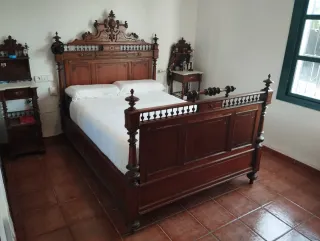 Cama y mesitas de noche madera 1900