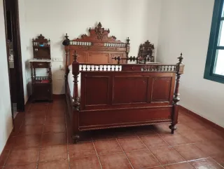 Cama y mesitas de noche madera 1900