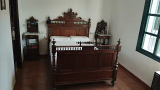 Cama y mesitas de noche madera 1900
