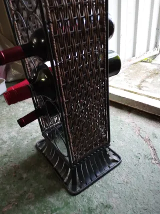 Botellero de metal negro. 11 botellas