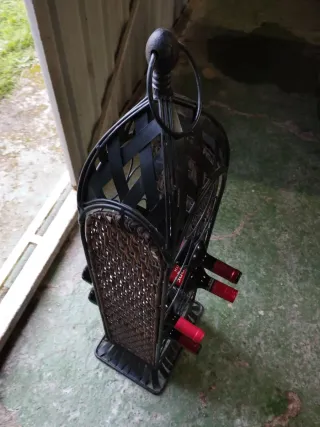 Botellero de metal negro. 11 botellas