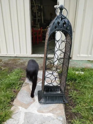 Botellero de metal negro. 11 botellas