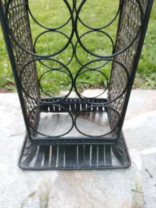 Botellero de metal negro. 11 botellas