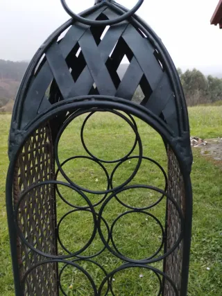 Botellero de metal negro. 11 botellas