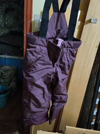 Mono de esquí morado. Seis años