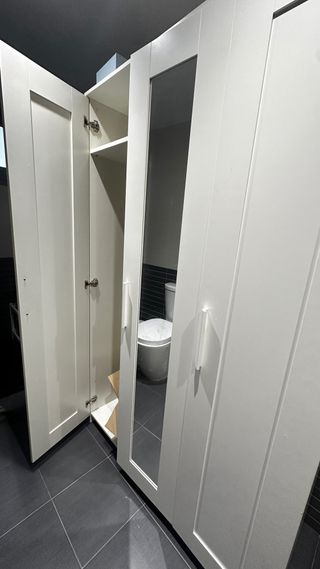 Armario blanco con puerta de cristal