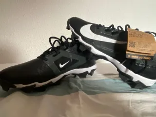 Botas de fútbol Nike negras y blancas