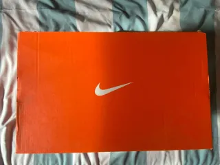 Botas de fútbol Nike negras y blancas