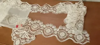 Punta de encaje artesanal antigua