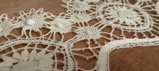 Punta de encaje artesanal antigua
