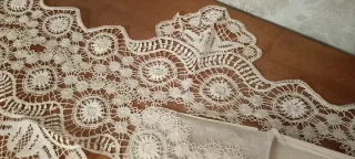 Punta de encaje artesanal antigua