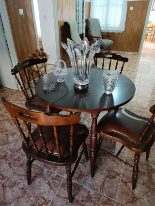 ! URGE VENDER!Mesa redonda años 60/70 y 4 sillas