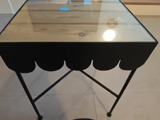 Mesa auxiliar metal negro con tapa cristal madera