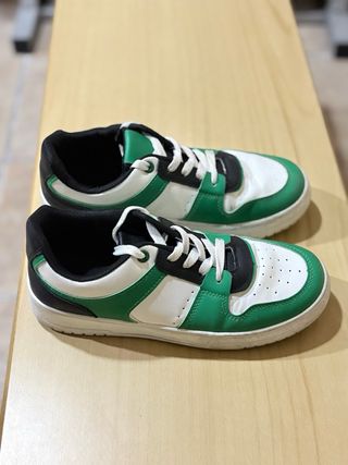 Zapatillas deportivas verdes y blancas