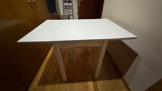 Mesa abatible de madera blanca