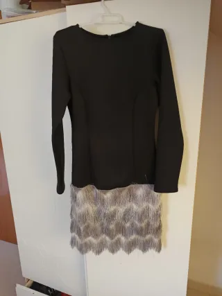 Vestido negro con flecos plateados