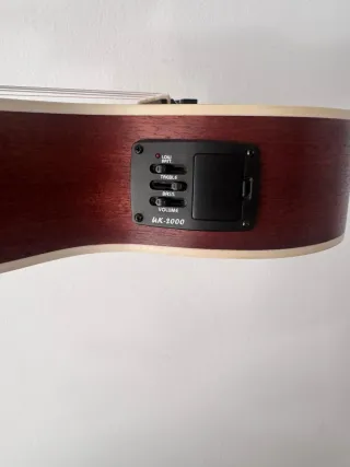 Ukelele amplificable como nuevo Lanikai LU-21E