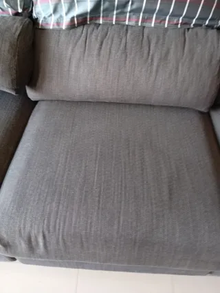 Sofá de tela gris y multicolor