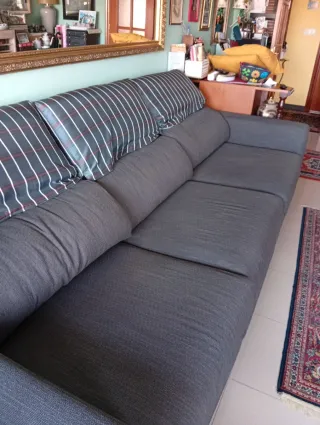 Sofá de tela gris y multicolor