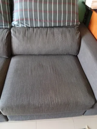 Sofá de tela gris y multicolor