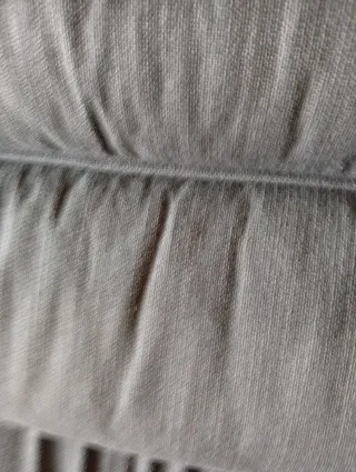 Sofá de tela gris y multicolor