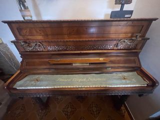 Piano antiguo de madera