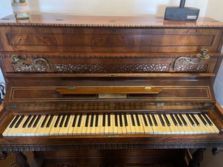 Piano antiguo de madera